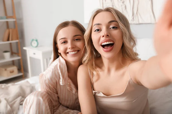 Νεαρές Αδερφές Βγάζουν Selfie Στην Κρεβατοκάμαρα — Φωτογραφία Αρχείου