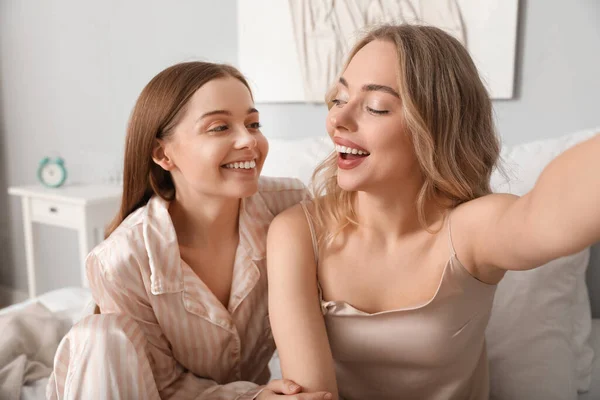 Young Sisters Taking Selfie Bedroom — Stock Photo, Image