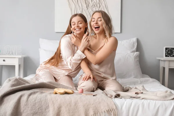 Young Sisters Makeup Brushes Bedroom — Stock Photo, Image