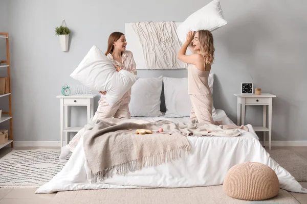 Молоді Сестри Борються Подушками Спальні — стокове фото