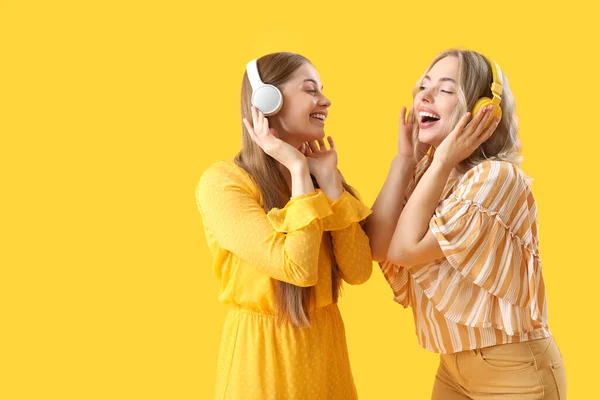 Young Sisters Headphones Yellow Background — Stock Photo, Image