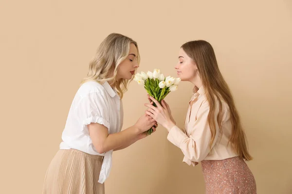 Giovani Sorelle Con Tulipani Sfondo Beige — Foto Stock
