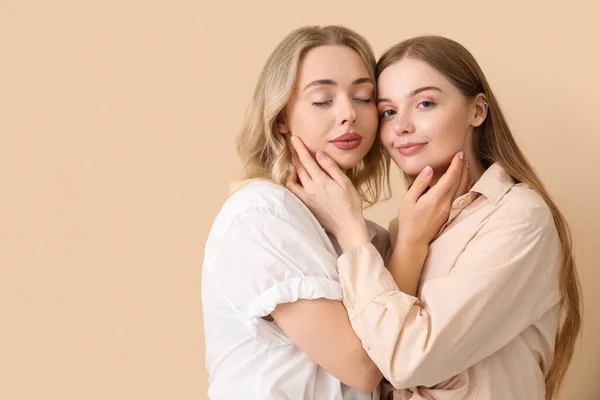 Young Sisters Hugging Beige Background — Stock Photo, Image