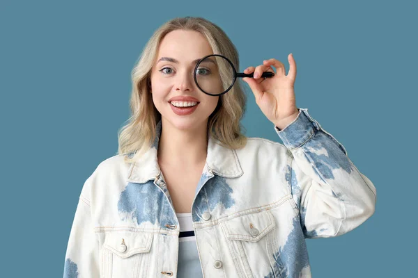 Jonge Vrouw Met Vergrootglas Blauwe Achtergrond — Stockfoto