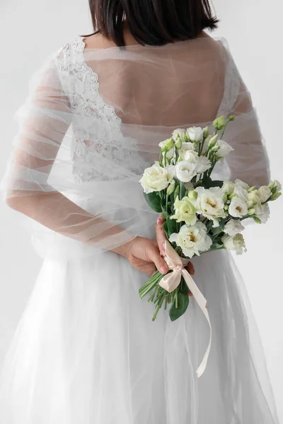 Krásná Mladá Nevěsta Kyticí Eustoma Květiny Bílém Pozadí — Stock fotografie