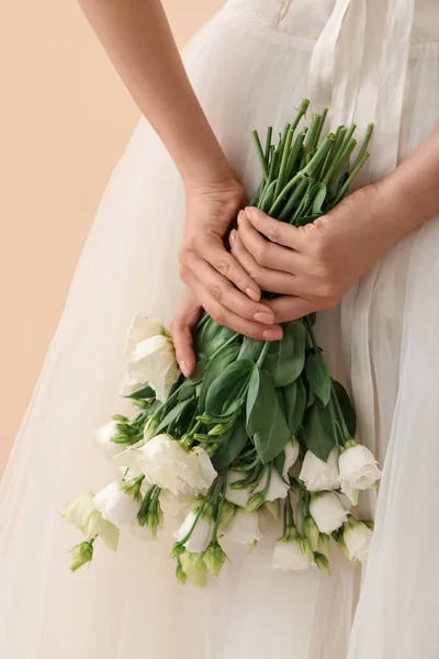 Krásná Mladá Nevěsta Kyticí Eustoma Květiny Detailní Záběr — Stock fotografie