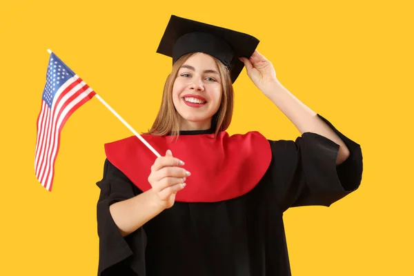 Graduada Femenina Con Bandera Estados Unidos Sobre Fondo Amarillo — Foto de Stock