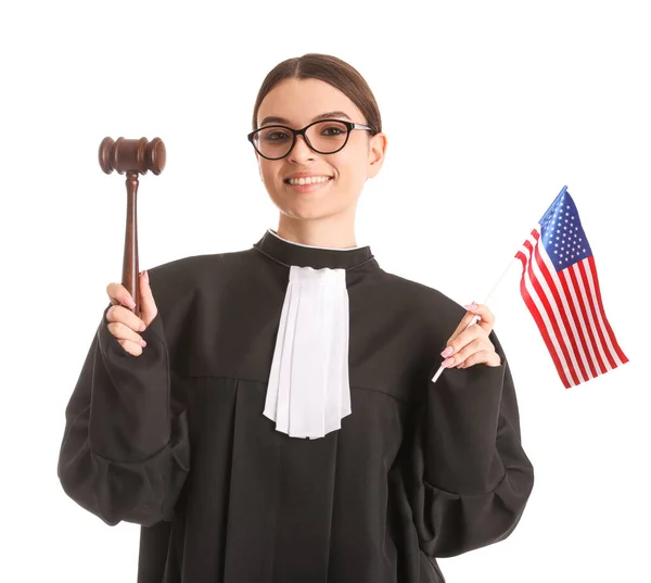 白い背景にギャベルとアメリカの旗を持つ女性裁判官 — ストック写真