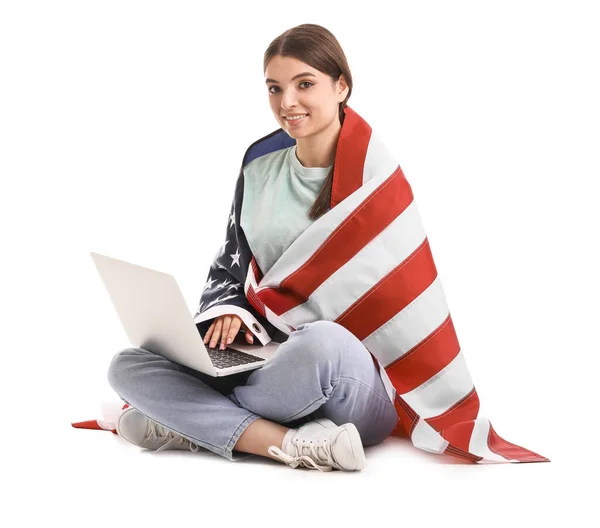 Jovem Com Bandeira Dos Eua Usando Laptop Fundo Branco — Fotografia de Stock