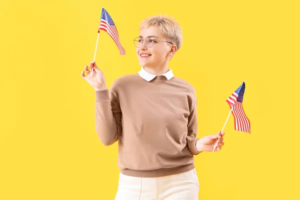 Jonge Vrouw Met Usa Vlaggen Gele Achtergrond — Stockfoto
