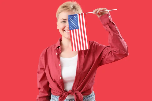 Mladá Žena Vlajkou Usa Červeném Pozadí — Stock fotografie