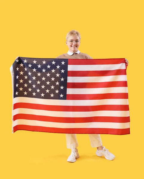 Mladá Žena Vlajkou Usa Žlutém Pozadí — Stock fotografie