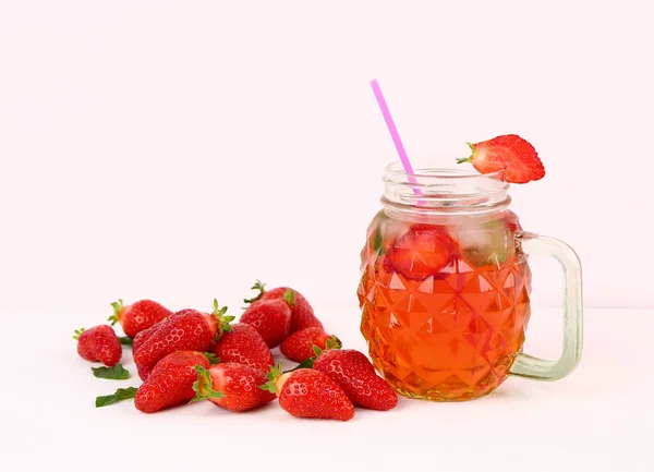 Mason Glas Leckeres Erdbeergetränk Mit Frischen Beeren Auf Weißem Hintergrund — Stockfoto