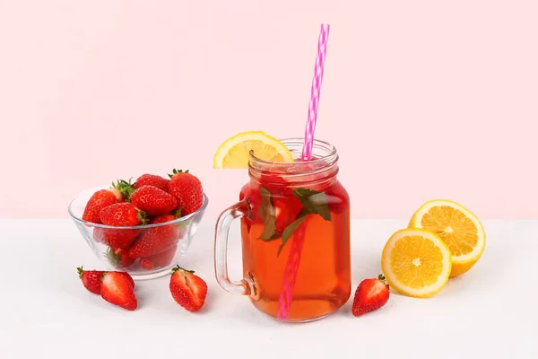 배경에 딸기와 레몬을 곁들인 맛있는 항아리 — 스톡 사진