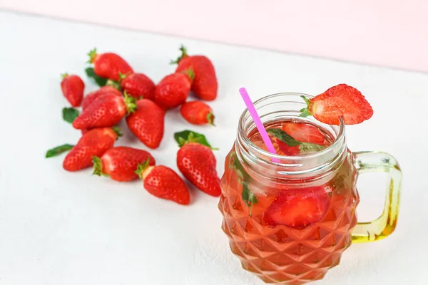 Mason Glas Leckeres Erdbeergetränk Mit Frischen Beeren Auf Weißem Hintergrund — Stockfoto
