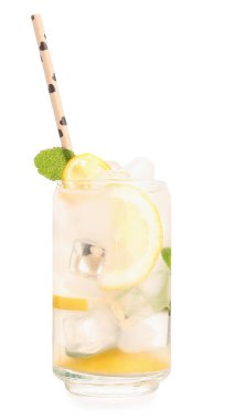 Beyaz arka plan üzerinde taze limonata ile cam