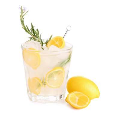 Beyaz arka plan üzerinde taze limonata ile cam