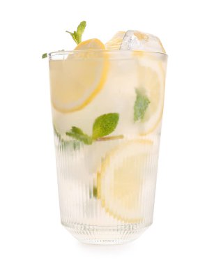 Beyaz arka plan üzerinde taze limonata ile cam