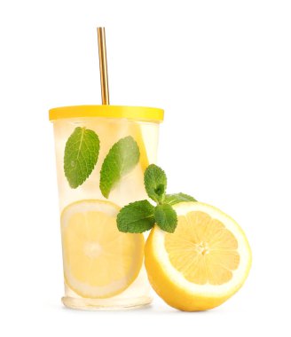 Beyaz arka plan üzerinde taze limonata ile cam