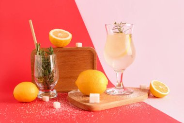 Renkli arka planda taze limonata olan tahtalar ve bardaklar