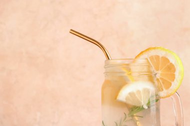 Bej arka planda taze limonata ile Mason kavanozu