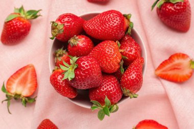 Peçetede taze çilek kâsesi.