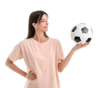Beyaz arka planda futbol topu olan genç bir kadın.