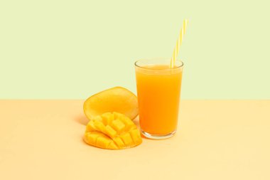Renkli bir bardak taze mango smoothie.