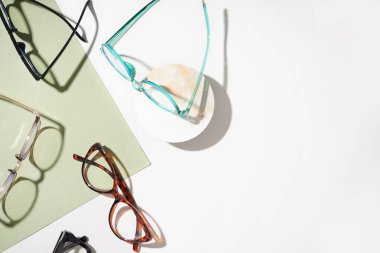 Renkli arka planda birçok farklı gözlük