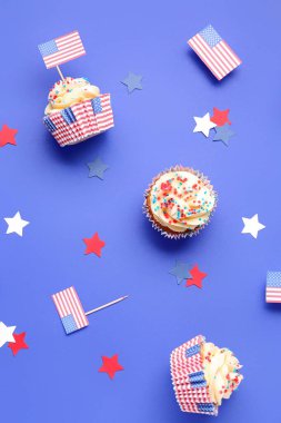 Mavi arka planda ABD bayrakları olan lezzetli vatansever kapkekler. Amerikan Bağımsızlık Günü
