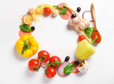 Beyaz arka planda pizza hazırlamak için malzemeden yapılmış çerçeve