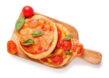 Beyaz arka planda lezzetli mini pizzalar olan tahta