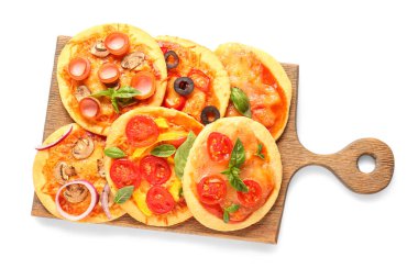 Beyaz arka planda farklı lezzetli mini pizzalar olan tahta