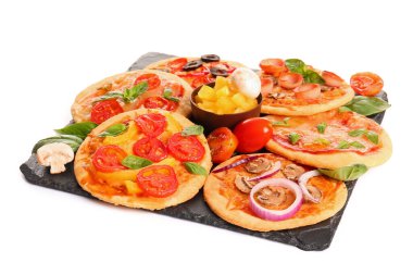 Beyaz arka planda farklı lezzetli mini pizzalar olan tahta