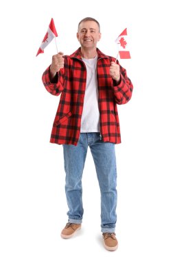Beyaz arka planda Kanada bayrakları olan olgun bir adam.