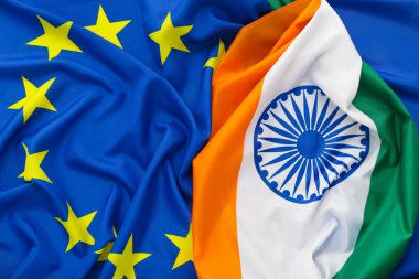 Arka plan olarak Hindistan ve Avrupa Birliği bayrakları