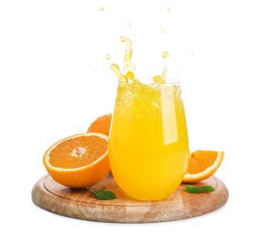 Tahta ve beyaz arka planda taze portakal suyu.