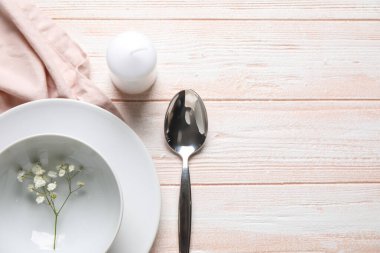 Mum ve çigila çiçekli güzel masa dekorları renkli ahşap arka plan