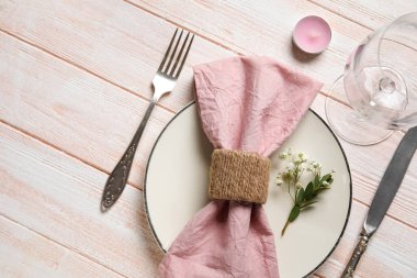 Mum ve çigila çiçekli güzel masa dekorları renkli ahşap arka plan