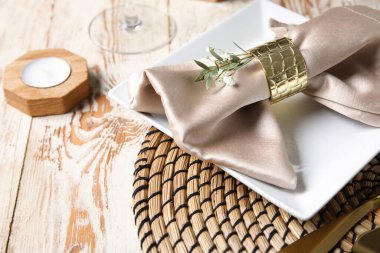 Mum ve çigila çiçekli güzel bir masa. Hafif ahşap arka planda, yakın plan.