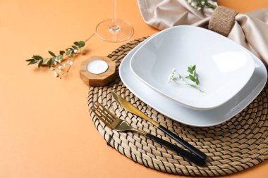 Mum ve bej arka planda çingene çiçekleri olan güzel masa ayarları, yakın plan.