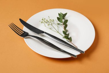 Güzel masa düzeneği ve bej arkaplanda çingene çiçekleri, yakın plan.