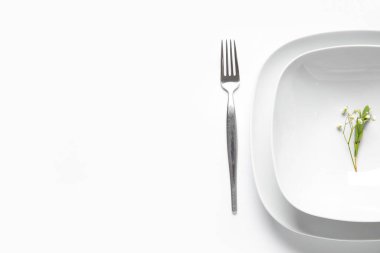 Güzel masa düzeni ve beyaz arka planda çingene çiçekleri.