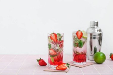 Hafif arkaplanda lezzetli çilekli mojito bardakları.