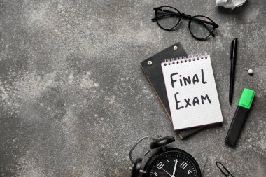 SINAL EXAM, alarm saati ve grunge gri arka planda gözlük içeren defterler