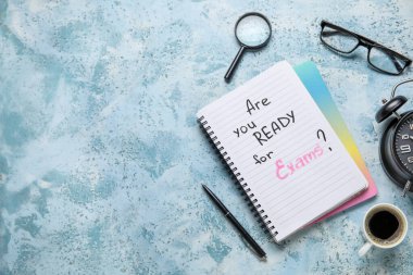 Söz konusu defterler Sınav için hazır mısınız?, bir fincan kahve ve grunge mavi arka planda çalar saat