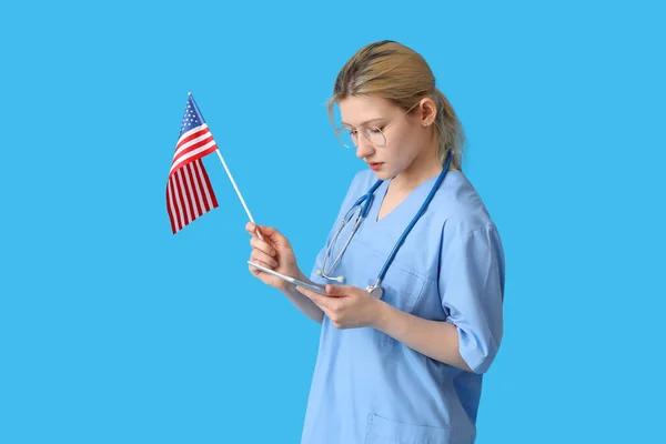 Vrouwelijke Arts Met Usa Vlag Tablet Computer Blauwe Achtergrond — Stockfoto