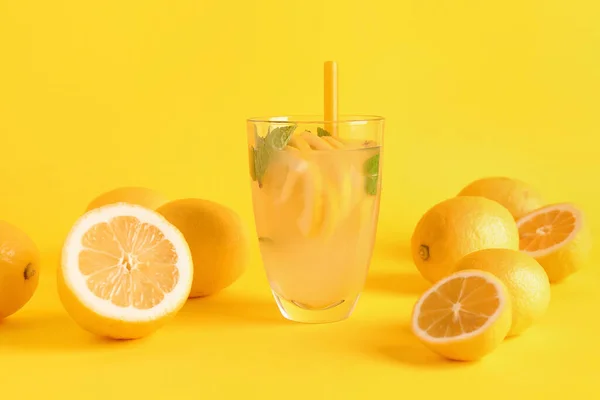 Vidrio Con Limonada Fresca Limones Sobre Fondo Amarillo —  Fotos de Stock