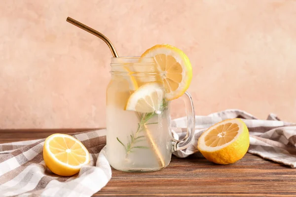 Tarro Mason Con Limonada Fresca Sobre Mesa Madera —  Fotos de Stock