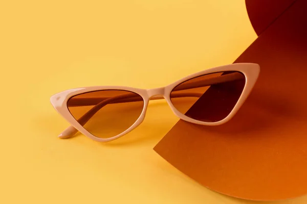 Renkli Arkaplanda Şık Güneş Gözlükleri — Stok fotoğraf